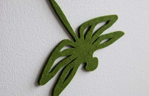 Fraster filt udskåret som guldsmed opklæbet på væg